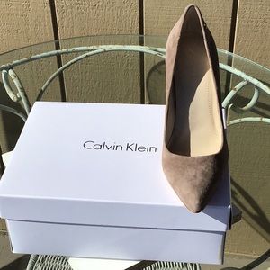 NIB Calvin Klein Winter Taupe “Brady” Suede Pumps Size 7